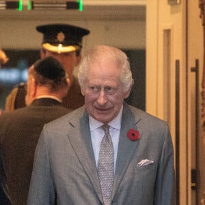 Le roi Charles III d'Angleterre rencontre les réfugiés de Kindertransport, de l'Association des réfugiés juifs, lors d'une visite à la Synagogue centrale du centre de Londres pour commémorer le 85e anniversaire de Kristallnacht (Nuit de Cristal), le 9 novembre 2023. 