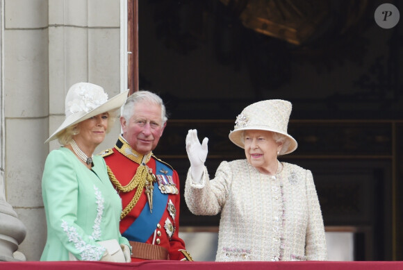 Encore une figure féminine qui va beaucoup lui manquer...
Camilla Parker Bowles, duchesse de Cornouailles, le prince Charles, prince de Galles, la reine Elisabeth II d'Angleterre - La famille royale au balcon du palais de Buckingham lors de la parade Trooping the Colour 2019, célébrant le 93ème anniversaire de la reine Elisabeth II, Londres, le 8 juin 2019. 
