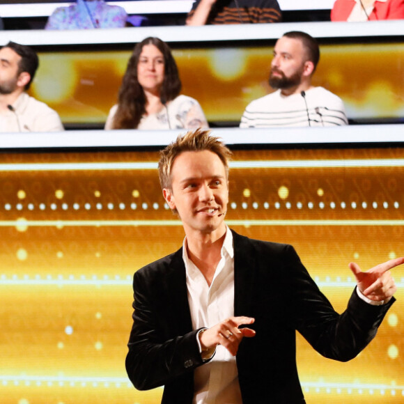 L'émission est même passée devant la "Star Academy" avec 3,22 millions de téléspectateurs, soit 17,4% de part d'audience. Pas loin du record de la semaine précédente, établi à 3,56 millions
Exclusif - Cyril Féraud - Enregistrement de l'émission "100% Logique", présentée par C.Féraud et diffusée le 25 novembre sur France 2 © Christophe Clovis / Bestimage 