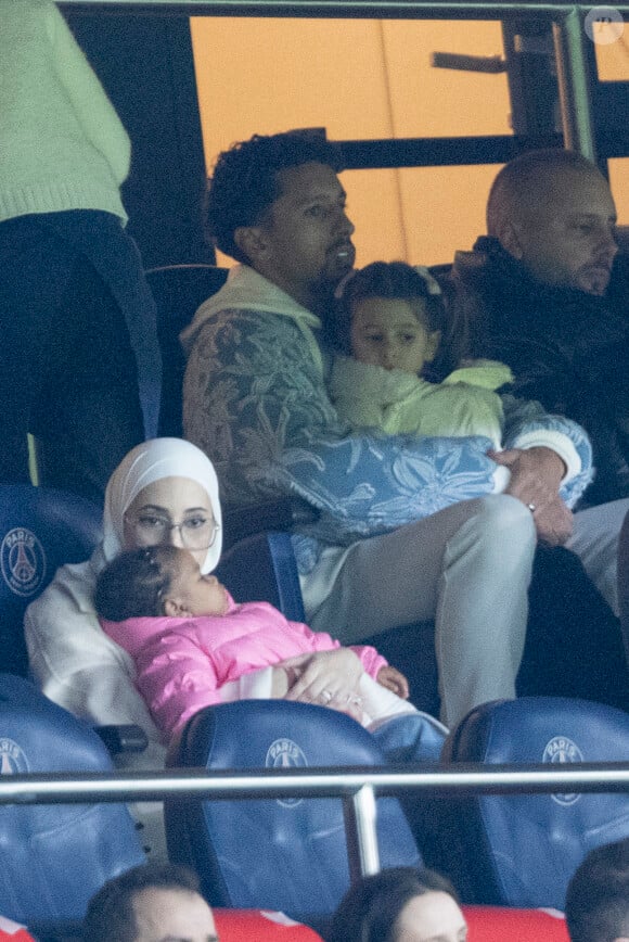 Marquinhos et sa fille Maria dans les tribunes lors du match de Ligue 1 Uber Eats "PSG - Monaco (5-2)" au Parc Des Princes, le 24 novembre 2023. © Cyril Moreau/Bestimage