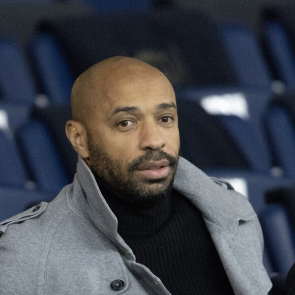 Thierry Henry dans les tribunes lors du match de Ligue 1 Uber Eats "PSG - Monaco (5-2)" au Parc Des Princes, le 24 novembre 2023. © Cyril Moreau/Bestimage