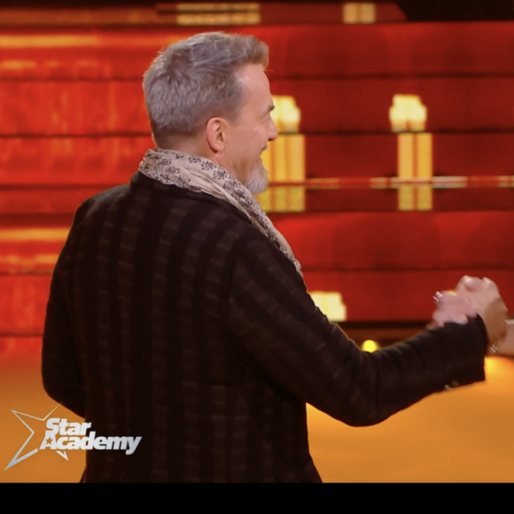 Il a fait semblant de préparer le titre avec Axel... en sachant très bien que Florent Pagny prendrait sa place le soir du prime.
Florent Pagny surprend Axel, sur le titre "Les murs porteurs", lors du prime de la Star Academy. TF1. Le 25 novembre 2023.