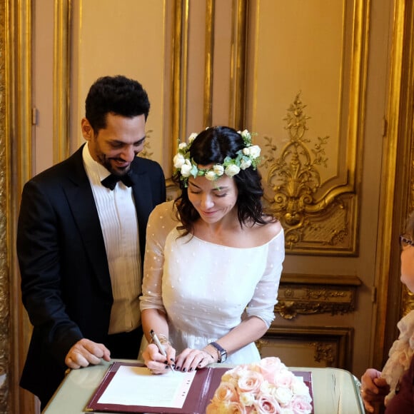 Les amoureux viennent de fêter leurs 6 ans de mariage synonymes de noces de Chypre
Exclusif - Mariage de Sandra Zeitoun de Matteis et Tomer Sisley à la Mairie du 8ème arrondissement de Paris, en présence de leurs enfants respectifs, Levin, Liv et Dino, de leurs familles et de leurs amis. Le mariage a été célébré par Jeanne d'Hauteserre, maire du 8ème arrondissement de Paris Le 25 novembre 2017