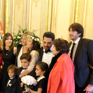 Leurs enfants étaient là ainsi que leurs proches
Exclusif - Mariage de Sandra Zeitoun de Matteis et Tomer Sisley à la Mairie du 8ème arrondissement de Paris, en présence de leurs enfants respectifs, Levin, Liv et Dino, de leurs familles et de leurs amis. Le mariage a été célébré par Jeanne d'Hauteserre, maire du 8ème arrondissement de Paris Le 25 novembre 2017