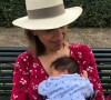 "J'ai fait toutes mes traversées à la rame et à la voile avant de donner naissance à mes enfants, car il y avait vraiment un risque mortel"
Maud Fontenoy pose avec son bébé sur Twitter. Juin 2018.