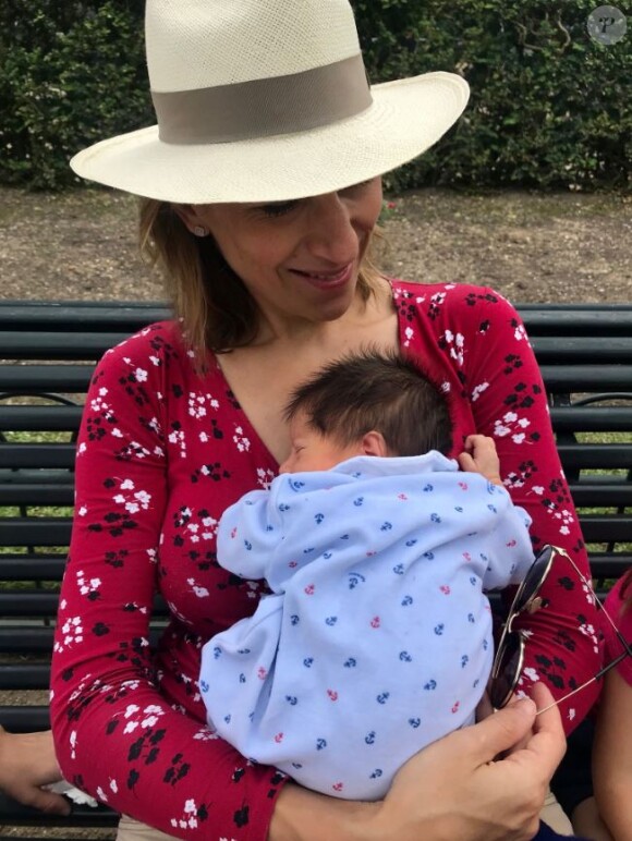 "J'ai fait toutes mes traversées à la rame et à la voile avant de donner naissance à mes enfants, car il y avait vraiment un risque mortel"
Maud Fontenoy pose avec son bébé sur Twitter. Juin 2018.