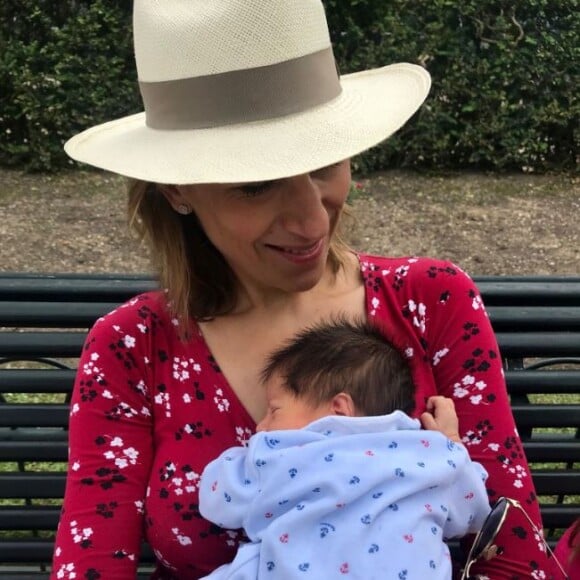 "J'ai fait toutes mes traversées à la rame et à la voile avant de donner naissance à mes enfants, car il y avait vraiment un risque mortel"
Maud Fontenoy pose avec son bébé sur Twitter. Juin 2018.