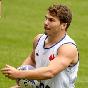 Antoine Dupont lors d'une séance d'entraînement au stade OL de Decines-Charpieu, près de Lyon, dans le sud-est de la France, le 4 octobre 2023, lors de la Coupe du monde de rugby en France 2023.