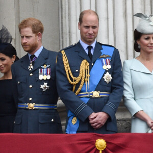 Mais aussi le tempérament du prince William, avide de pouvoir. De quoi ulcérer les proches de l'héritier de la couronne
Meghan Markle, duchesse de Sussex (habillée en Dior Haute Couture par Maria Grazia Chiuri), le prince Harry, duc de Sussex, le prince William, Kate Catherine Middleton - La famille royale d'Angleterre lors de la parade aérienne de la RAF pour le centième anniversaire au palais de Buckingham à Londres. Le 10 juillet 2018