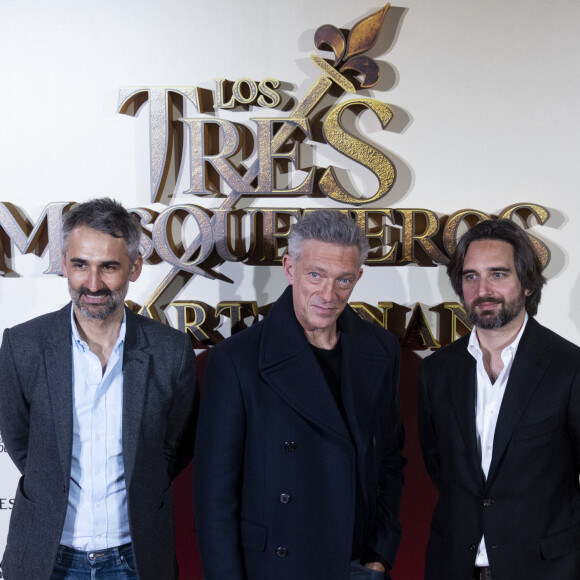 Martin Bourboulon, Vincent Cassel, Dimitri Rassam - Première du film "Les Trois Mousquetaires : D'Artagnan" à Madrid. Le 12 avril 2023  