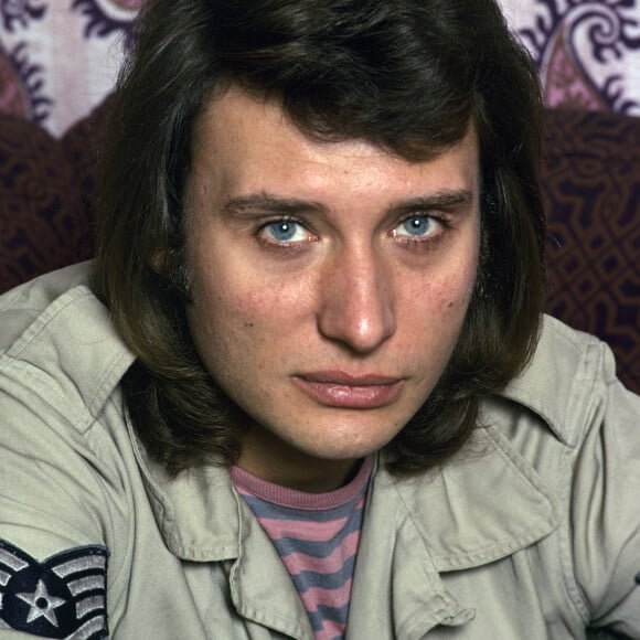 Archives - No Web - En France, à Paris, portrait de Johnny HALLYDAY dans son appartement du Trocadéro. Le 22 avril 1971 Michel Ristroph via Bestimage  