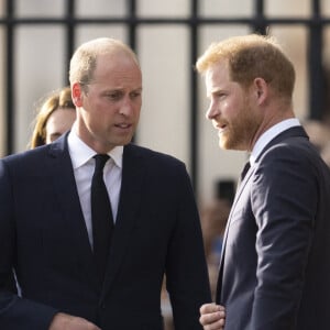 Le prince de Galles William, le prince Harry, duc de Sussex à la rencontre de la foule devant le château de Windsor, suite au décès de la reine Elisabeth II d'Angleterre.