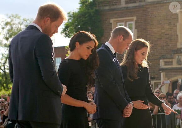 Kate Middleton et le prince William ne veulent plus rien avoir à faire avec le prince Harry et Meghan Markle.
Le prince Harry et Meghan Markle, le prince William et la princesse Kate Middleton à la rencontre de la foule devant le château de Windsor, suite au décès de la reine Elizabeth II d'Angleterre. Le 10 septembre 2022.