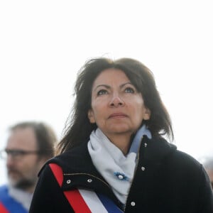 Une décision prise à la dernière minute et vécue comme un "couac" par ses équipes
 
Anne Hidalgo, maire de Paris à la cérémonie de dépôt de gerbe et du ravivage de la flamme de la Tombe du Soldat inconnu à l'Arc de Triomphe lors de la cérémonie du 105ème anniversaire de l'Armistice de 1918, mettant fin à la Première Guerre mondiale, à Paris, France, le 11 novembre 2023. © Stéphane Lemouton/Bestimage