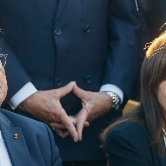 François Hollande et Anne Hidalgo - Obsèques du journaliste Jean-Pierre Elkabbach au cimetière du Montparnasse dans le 14ème arrondissement de Paris, France, le 6 octobre 2023. © Christophe Clovis/Bestimage