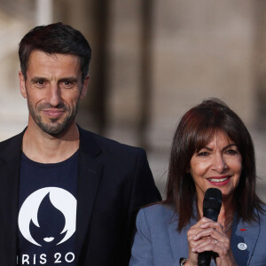 Comme nous l'apprend "Le Parisien", l'intervention d'Anne Hidalgo a été annulée

Exclusif - Tony Estanguet (pdt du Comité Olympique et paralympique), Anne Hidalgo (maire de Paris) - Enregistrement de l'émission "Paris 2024 le concert événement...dans un an les jeux" sur le parvis de l'Hôtel de Ville de Paris, diffusée le 25 juillet sur France 2 à 21h10. Le 3 juillet 2023 © Tiziano Da Silva-Christophe Clovis / Bestimage