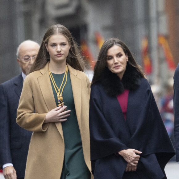 Nouvelle apparition remarquée de Lenor, son look s'accorde à merveille avec celui de sa maman Letizia d'Espagne
La reine Letizia d'Espagne et la princesse Leonor assistent à la séance solennelle d'ouverture des Cortes Generales à Madrid