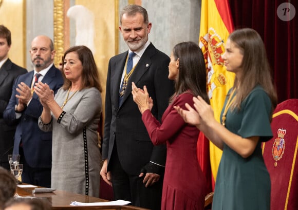 Le roi Felipe VI et la reine Letizia d'Espagne, la princesse Leonor et Pedro Sanchez (président du gouvernement d'Espagne), lors de la séance solennelle d'ouverture des Cortes Générales de la XVe Législature au Congrès des Députés à Madrid, le 29 novembre 2023.