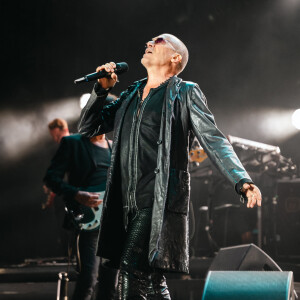 Il connait également de jolis succès grâce à son exploitation de moutons en Argentine, aux produits de beauté de la marque Rosazucena et aux motos Godet Motortcycles
Exclusif - Florent Pagny en concert dans les Arènes de Nîmes. Le 30 juin 2023 © Aël Pagny via Bestimage