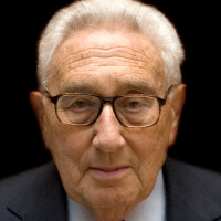 Henry Kissinger est mort : Emmanuel Macron rend hommage au grand diplomate aux facettes controversées