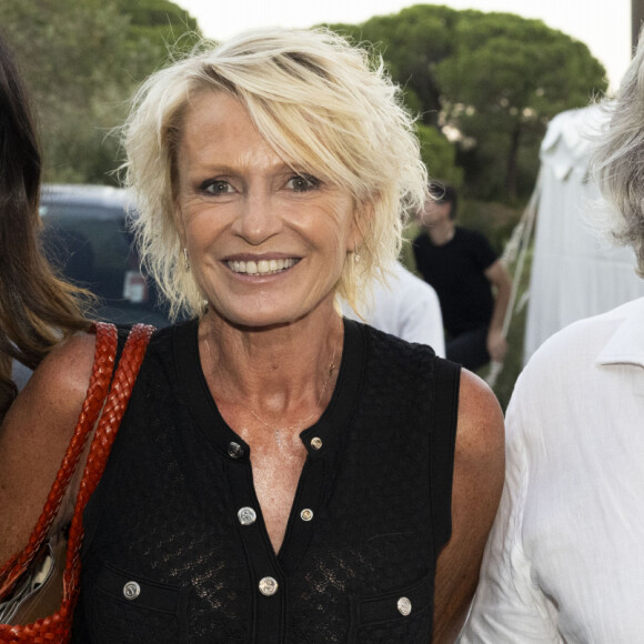 Un beau couple également apercu à Ramatuelle, meme s'ils ne prenaient pas la pose ensemble.
Exclusif - Daniel Benoin et sa femme Nathalie, Sophie Davant - Représentation de la pièce "L'avare" au théâtre de Verdure lors du festival de Ramatuelle © Cyril Bruneau / Festival de Ramatuelle / Bestimage