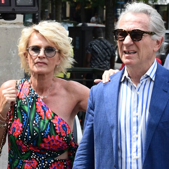 En effet, le couple a multiplié les apparitions publiques cette année.
Sophie Davant et son compagnon William Leymergie - Mariage de Claude Lelouch à la mairie du 18ème à Paris. Le 17 juin 2023