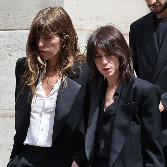 Lou Doillon, Charlotte Gainsbourg - Sorties des célébrités aux obsèques de Jane Birkin en l'église Saint-Roch à Paris. © Jacovides-KD Niko / Bestimage