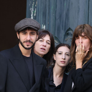 Marlowe (fils de Lou Doillon), Ben Attal, Charlotte Gainsbourg, Alice Attal, Lou Doillon, Roman de Kermadec (fils de Kate Barry) - Arrivées des célébrités aux obsèques de Jane Birkin en l'église Saint-Roch à Paris. Le 24 juillet 2023 © Jacovides-KD Niko / Bestimage