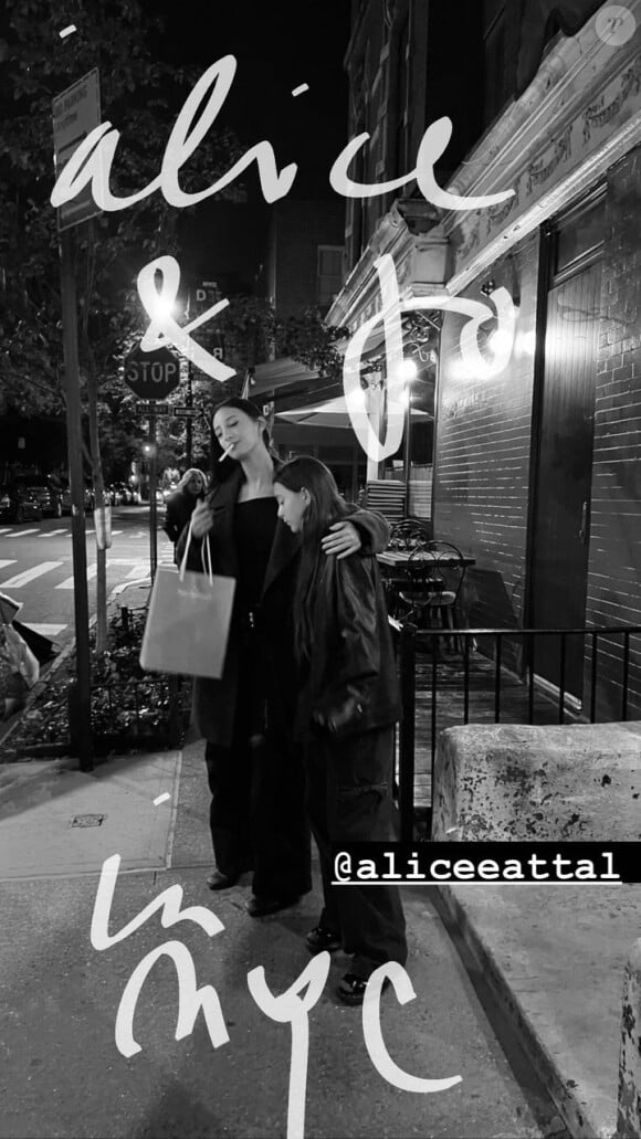 Elle apparaît d'ailleurs sur plusieurs de ses posts sur Instagram.
Charlotte Gainsbourg à New-York avec ses filles, Instagram.