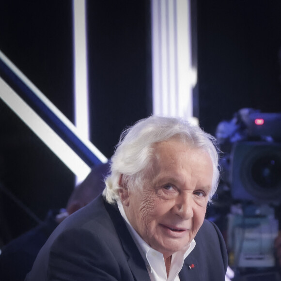 Il va en effet être nommé grand officier de l'ordre du Mérite.
Exclusif - Michel Sardou sur le plateau de l'émission Touche pas à mon poste (TPMP) présentée en direct par C.Hanouna et diffusée sur C8 le 29 août 2022. © Jack Tribeca / Bestimage