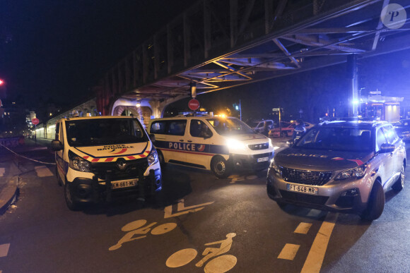 Les lieux où s'est déroulée l'attaque au couteau près du pont Bir-Hakeim à Paris le 2 décembre 2023 © Jeremy Paoloni/ABACAPRESS.COM