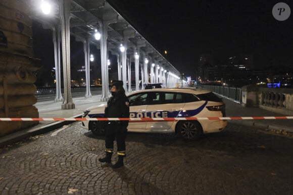 Les lieux où s'est déroulée l'attaque au couteau près du pont Bir-Hakeim à Paris le 2 décembre 2023 © Jeremy Paoloni/ABACAPRESS.COM