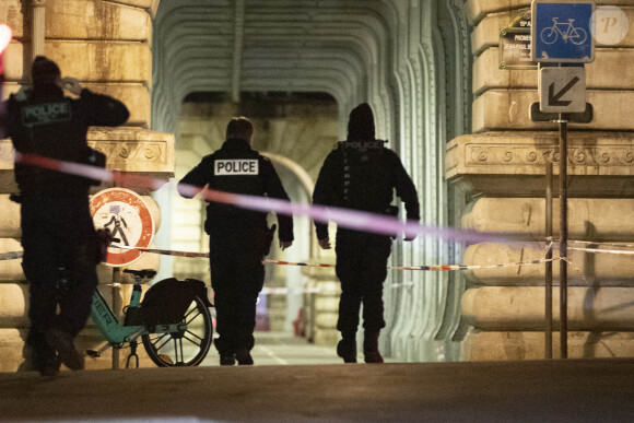 Les lieux où s'est déroulée l'attaque au couteau près du pont Bir-Hakeim à Paris le 2 décembre 2023 © Jeremy Paoloni/ABACAPRESS.COM