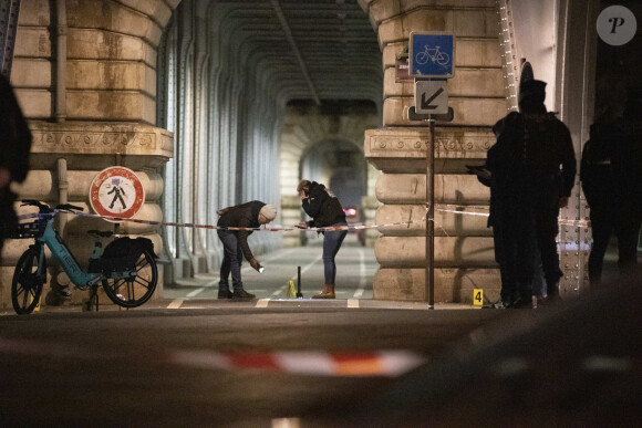 Les lieux où s'est déroulée l'attaque au couteau près du pont Bir-Hakeim à Paris le 2 décembre 2023 © Jeremy Paoloni/ABACAPRESS.COM