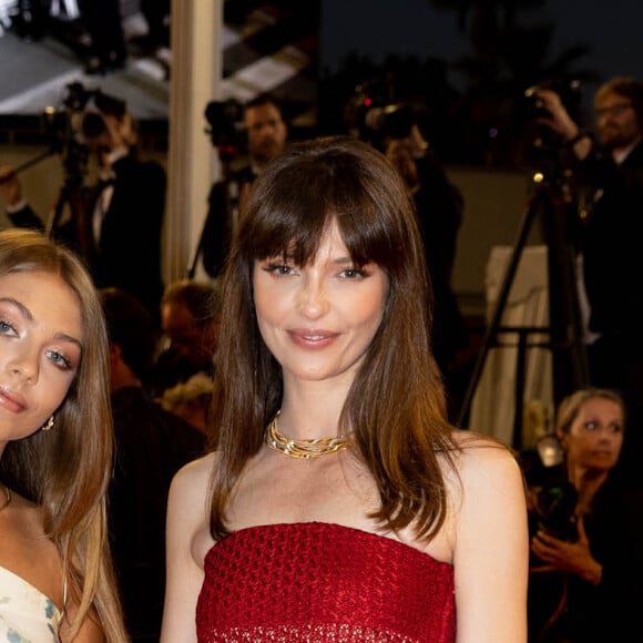 Stella Belmondo et Annabelle Belmondo - Montée des marches du film " Frère et Soeur " lors du 75ème Festival International du Film de Cannes. Le 20 mai 2022 © Cyril Moreau / Bestimage 