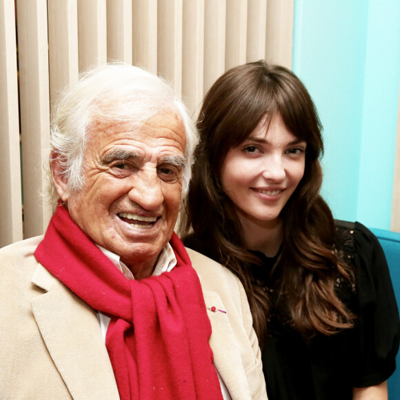 Jean-Paul Belmondo et sa petite-fille Annabelle - A l'occasion du lancement de son nouveau livre "Mes recettes bonne humeur" (Editions du Cherche Midi), Luana Belmondo a réuni ses proches et amis épicuriens autour d'un Aperitivo concocté par le Chef Denny Imbroisi (Restaurant IDA) à Paris, le 13 Octobre 2016. © Dominique Jacovides/Bestimage   At the launch of her new book "Mes recettes bonne humeur", Luana Belmondo gathered her family and friends in Paris, France on October 13, 2016.