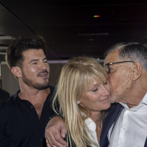 Exclusif - Eric Jeanjean, Vincent Niclo, Isabelle Camus et son père Jean-Claude Camus, Joalukas Noah, Louise Coullier (Fille de Nicolas) - Anniversaire pour ses 85 ans de Jean-Claude Camus avec ses proches et sa famille sur la péniche "Bel Ami" à Paris. Le 29 octobre 2023 © Cyril Moreau / Bestimage 