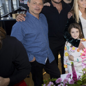 Exclusif - Marc-Olivier Fogiel, Vincent Niclo, Eric Jeanjean, Louise Coullier (Fille de Nicolas), Isabelle Camus et son père Jean-Claude Camus, Joalukas Noah, Jérôme Birepinte - Anniversaire pour ses 85 ans de Jean-Claude Camus avec ses proches et sa famille sur la péniche "Bel Ami" à Paris. Le 29 octobre 2023 © Cyril Moreau / Bestimage 