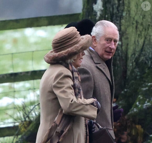 Le monarque du Royaume-Uni est partage aujourd'hui le vie de la reine Consort Camilla Parker Bowles
Le roi Charles III d'Angleterre et Camilla Parker Bowles, reine consort d'Angleterre assistent au service du dimanche à l'église Sainte-Marie-Madeleine de Sandringham, Norfolk, Royaume-Uni, le 3 décembre 2023. 
