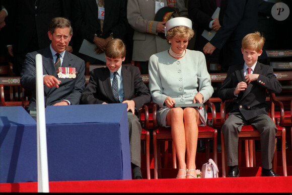 Le prince Charles, Lady Diana et leurs enfants, les princes William et Harry.