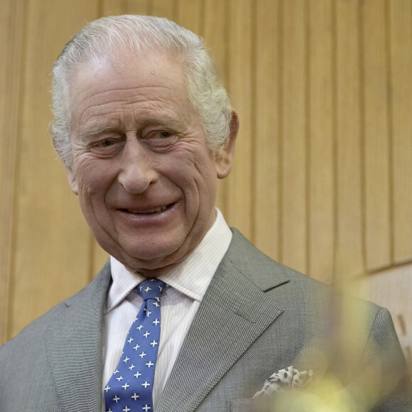 Le roi Charles III d'Angleterre, plante un arbre après avoir assisté à un service de l'Avent et à une réception de Noël au Centre de l'Église orthodoxe copte du Royaume-Uni à Stevenage, Royaume Uni, le 5 décembre 2023. 