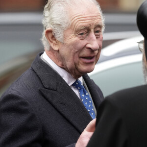 Le roi Charles III d'Angleterre, plante un arbre après avoir assisté à un service de l'Avent et à une réception de Noël au Centre de l'Église orthodoxe copte du Royaume-Uni à Stevenage, Royaume Uni, le 5 décembre 2023. 