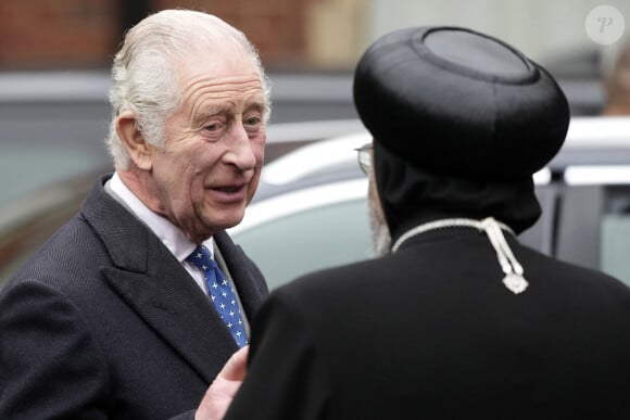 Le roi Charles III d'Angleterre, plante un arbre après avoir assisté à un service de l'Avent et à une réception de Noël au Centre de l'Église orthodoxe copte du Royaume-Uni à Stevenage, Royaume Uni, le 5 décembre 2023. 