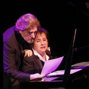 Elle est interviewée aux côtés de son grand ami Serge Lama
Exclusif - Marie-Paule Belle retrouve sur scène Serge Lama le temps d'une chanson, "Celui", le jour de son anniversaire à l'Olympia à Paris. Le 11 février 2018 © Alain Guizard / Bestimage