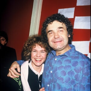 Archives - Pierre Perret dans sa loge à l'Olympia en 1986 avec Sabine Paturel.