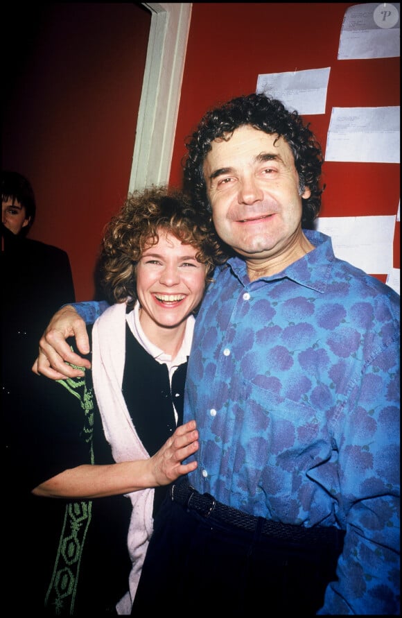 Archives - Pierre Perret dans sa loge à l'Olympia en 1986 avec Sabine Paturel.