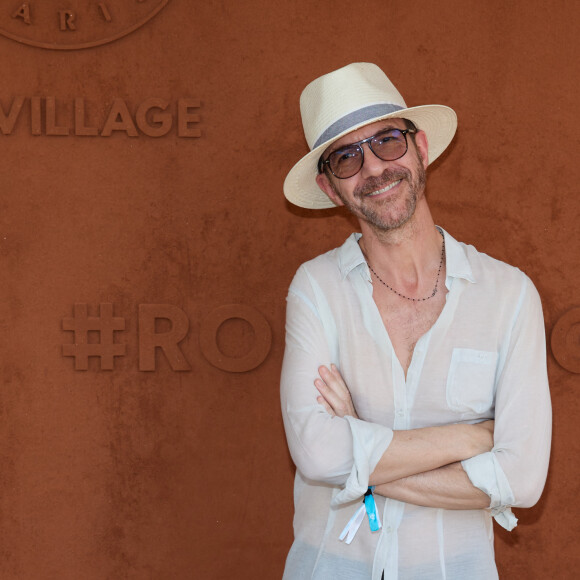 Calogero au village lors des Internationaux de France de tennis de Roland Garros 2023, à Paris, France, le 4 juin 2023. © Cyril Moreau/Bestimage 