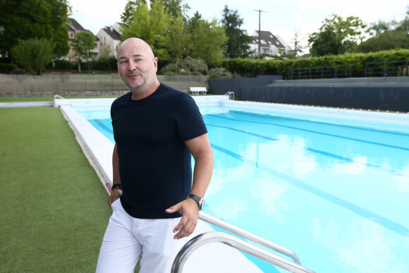 Catherine, qui connaît Julie, a dépeint un portrait peu flatteur de Julie, assurant même qu'elle avait tenté de s'immiscer dans son couple. 
Exclusif - Sébastien Cauet pose au bord de la piscine municipale - L'animateur radio de NRJ, Sébastien Cauet retourne à Marle (Aisne), sa ville natale, et inaugure la piscine municipale qui porte son nom le 11 juin 2022. Cette journée "Cauet made in Marle" était l'occasion pour le comité des fêtes et l'animateur d'inaugurer le 1er salon international des jeux de café. © Claude Dubourg/Bestimage 