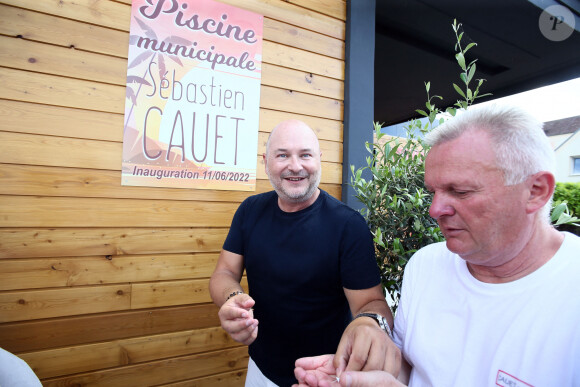 Exclusif - Sébastien Cauet devant la plaque inaugurale de la piscine - L'animateur radio de NRJ, Sébastien Cauet retourne à Marle (Aisne), sa ville natale, et inaugure la piscine municipale qui porte son nom le 11 juin 2022. Cette journée "Cauet made in Marle" était l'occasion pour le comité des fêtes et l'animateur d'inaugurer le 1er salon international des jeux de café. © Claude Dubourg/Bestimage 