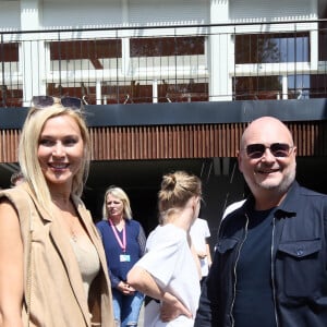 Exclusif - Sébastien Cauet visite le collège ou il à été élève en compagnie de Nathalie Dartois, sa compagne - L'animateur radio de NRJ, Sébastien Cauet retourne à Marle (Aisne), sa ville natale, et inaugure la piscine municipale qui porte son nom le 11 juin 2022. Cette journée "Cauet made in Marle" était l'occasion pour le comité des fêtes et l'animateur d'inaugurer le 1er salon international des jeux de café. © Claude Dubourg/Bestimage 